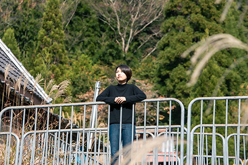 遠くを見つめる船崎さん