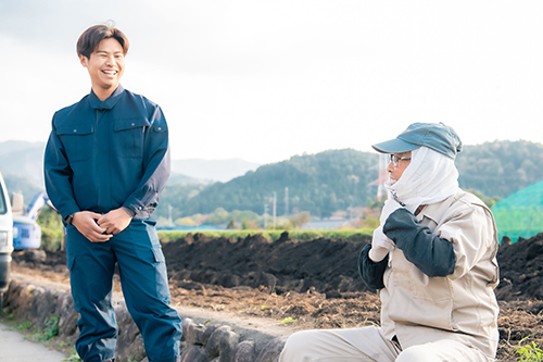農業の先輩と話す柴田さん