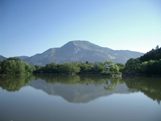 写真:湖に映る伊吹山