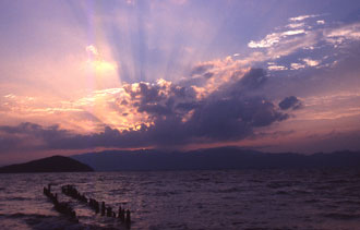 写真:びわ湖に沈む夕日