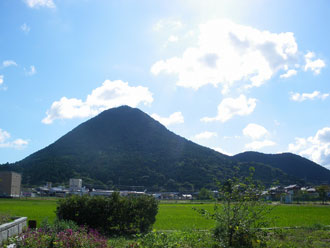 写真:三上山
