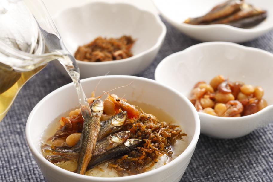 朝食ビュッフェ一例(湖魚の冷やし茶漬け)の画像、スーパーホテル滋賀・草津国道1号沿ホームページへのリンク