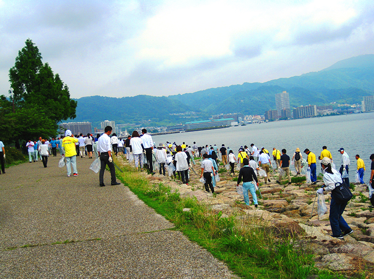 びわ湖を美しくする運動(清掃活動)の様子写真