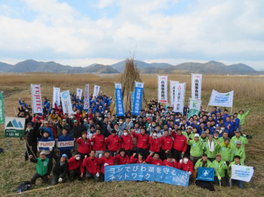 ヨシ帯保全に取り組む企業の皆さん(写真提供 ヨシでびわ湖を守るネットワーク)