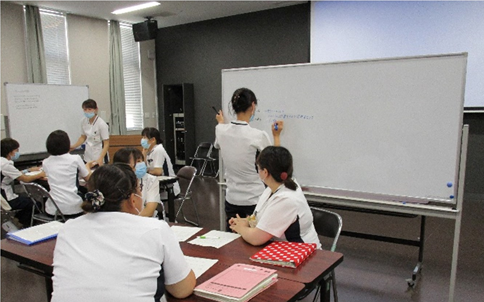 新人教育研修ホワイトボードを使った座学風景