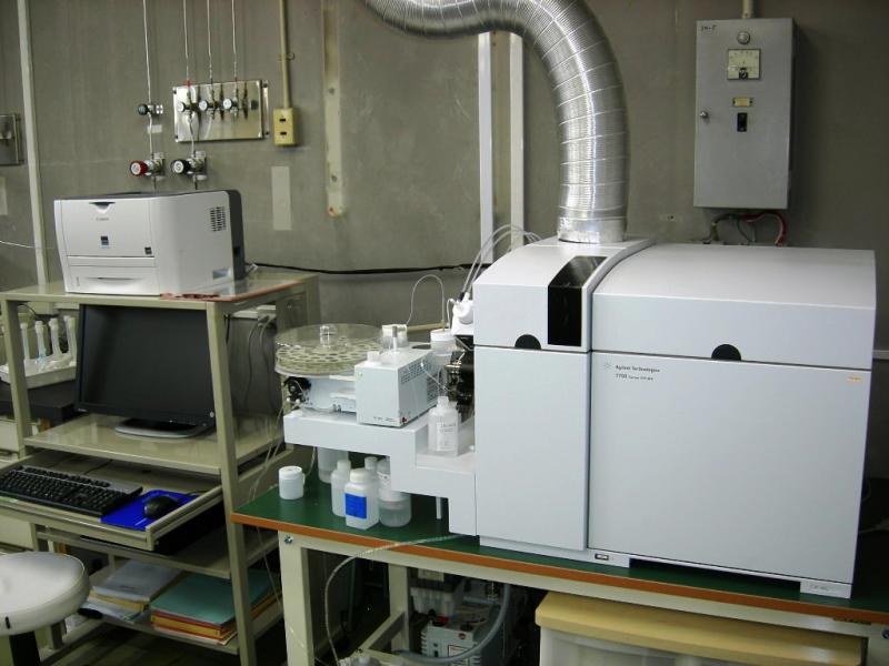 誘導結合プラズマ質量計(ICP-MS)の写真1