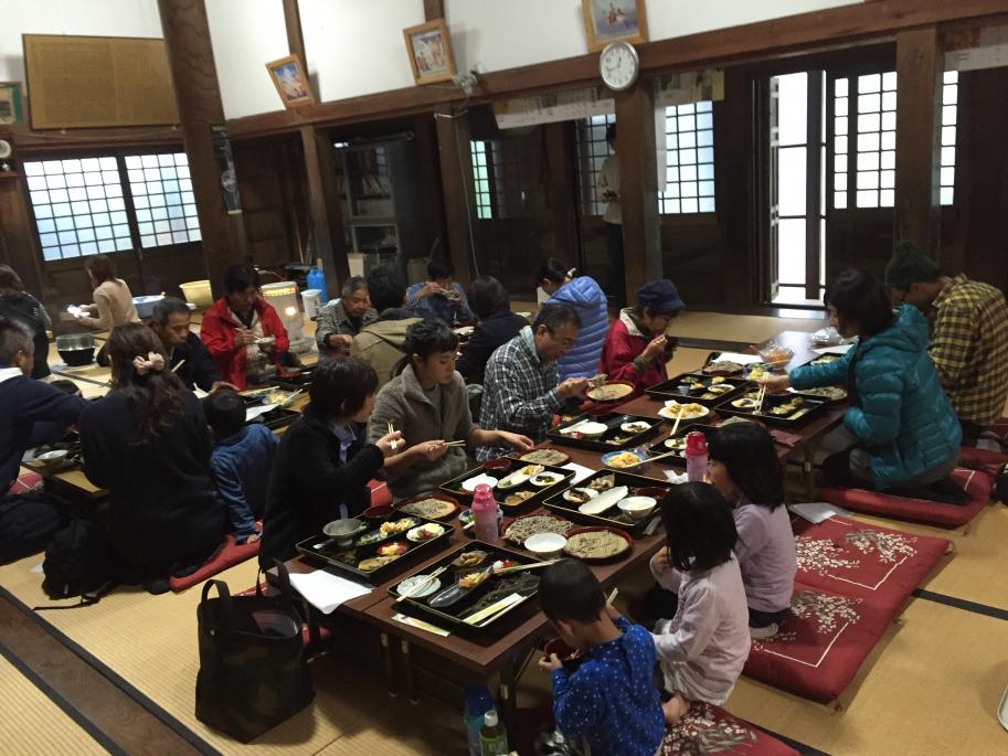 そばを食べる風景