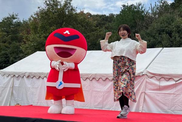 ヨッコさんとジンケンダーの手話歌ステージの写真
