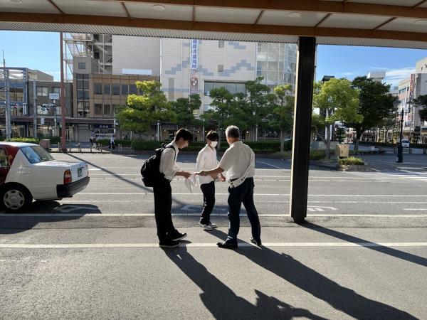 JR彦根駅での啓発の様子