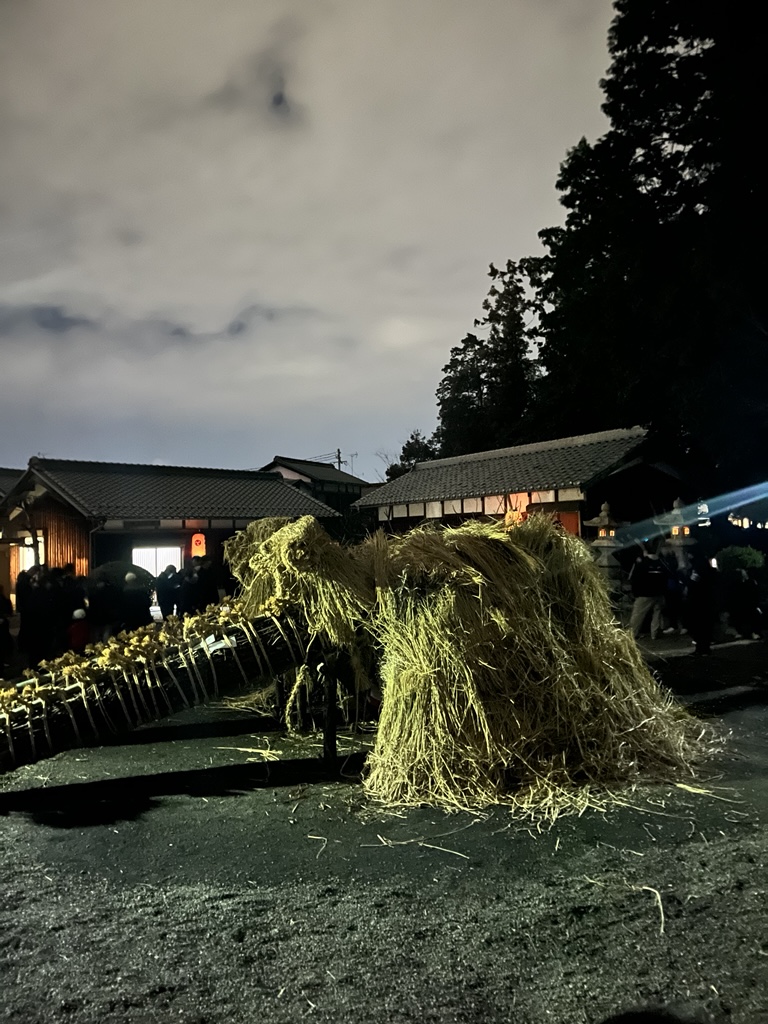 住吉神社境内の松明の写真