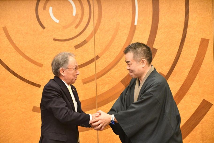 沖縄県知事と滋賀県知事のツーショット写真