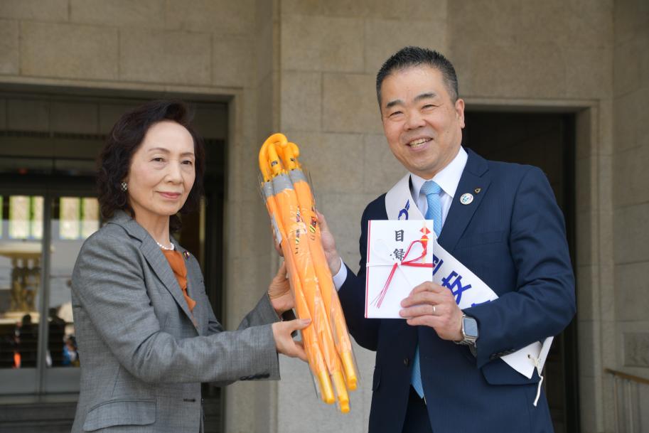 小学校の新1年生用の黄色い安全傘の寄贈