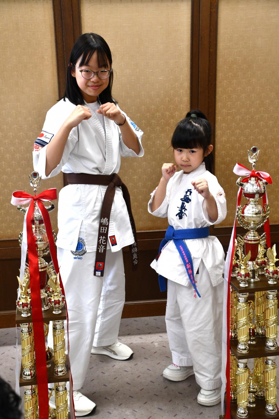 ポーズをとる嶋田さんと中村さん