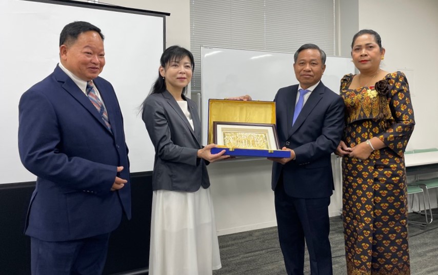 カンボジアの名所が描かれた装飾品を贈られる岸本副知事。