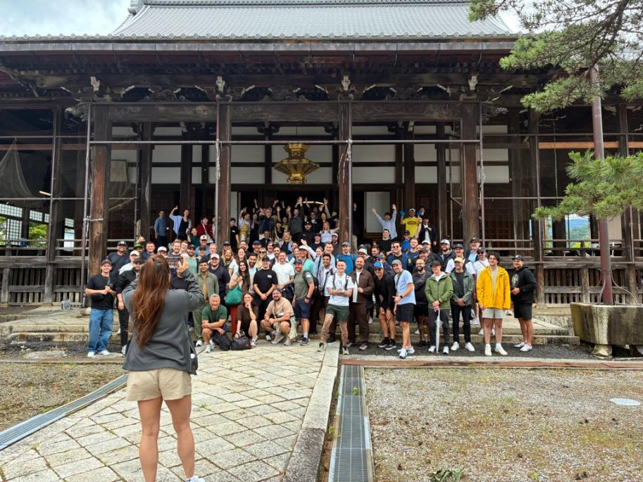 明楽寺での集合写真を撮る参加者ら