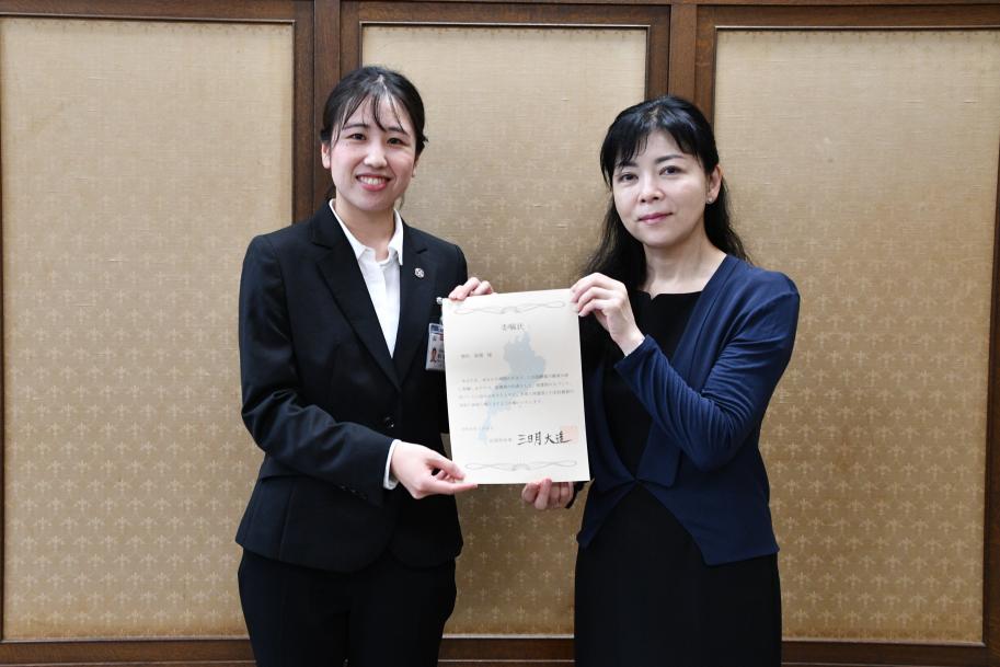 岸本副知事から委嘱状を受け取る増田さん