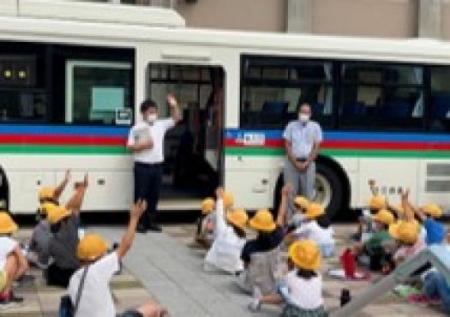 小学校でのバスの乗降体験の様子