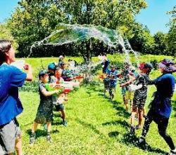 水でっぽうで水をかけあう写真