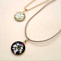 虹色のアクセサリーの写真