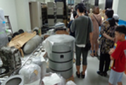 説明を聞いている写真