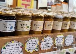 瓶に入ったジャムの写真