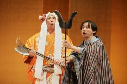 狂言を演じている写真