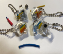電子部品で作ったキーホルダーの写真