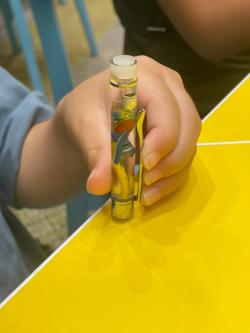 作ったボールペンを持っている写真