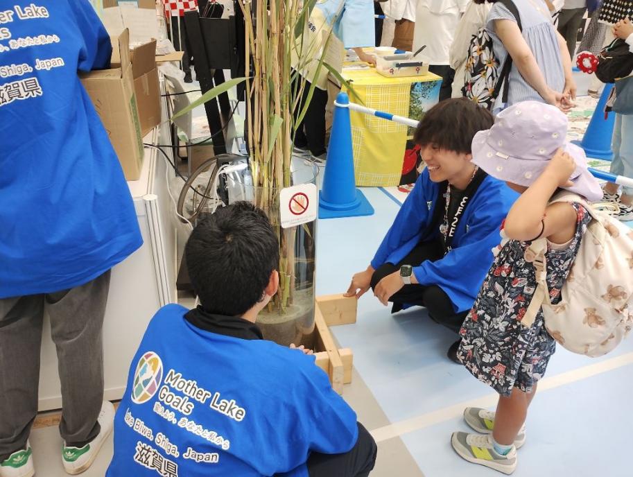 円柱水槽に夢中!