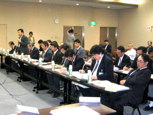 オブザーバー・事務局等傍聴席側の様子