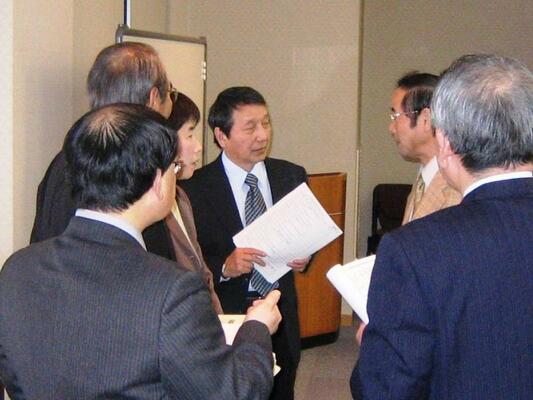 選考委員(住民代表・市職員グループ)の選考の様子