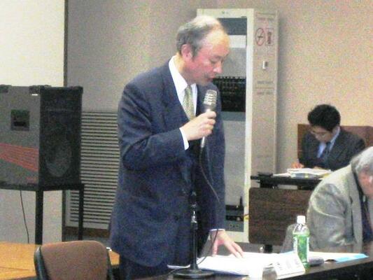 岡村委員長就任時あいさつの様子