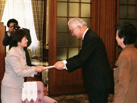 池田委員長より知事に報告書を手渡し