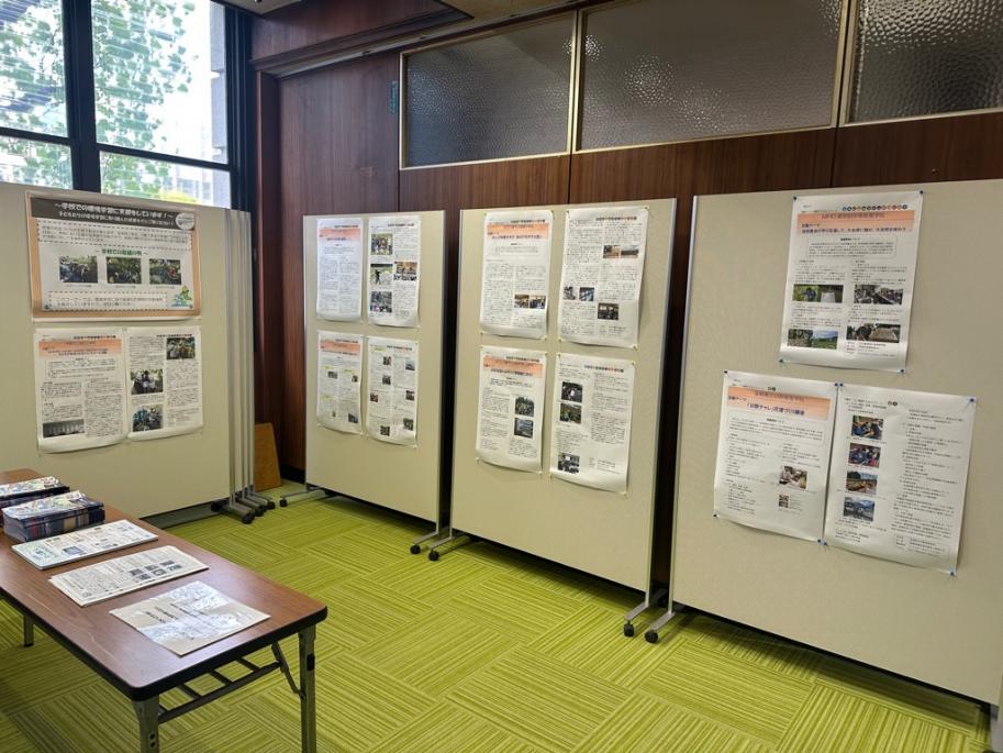 令和7年度、報告書の展示の様子