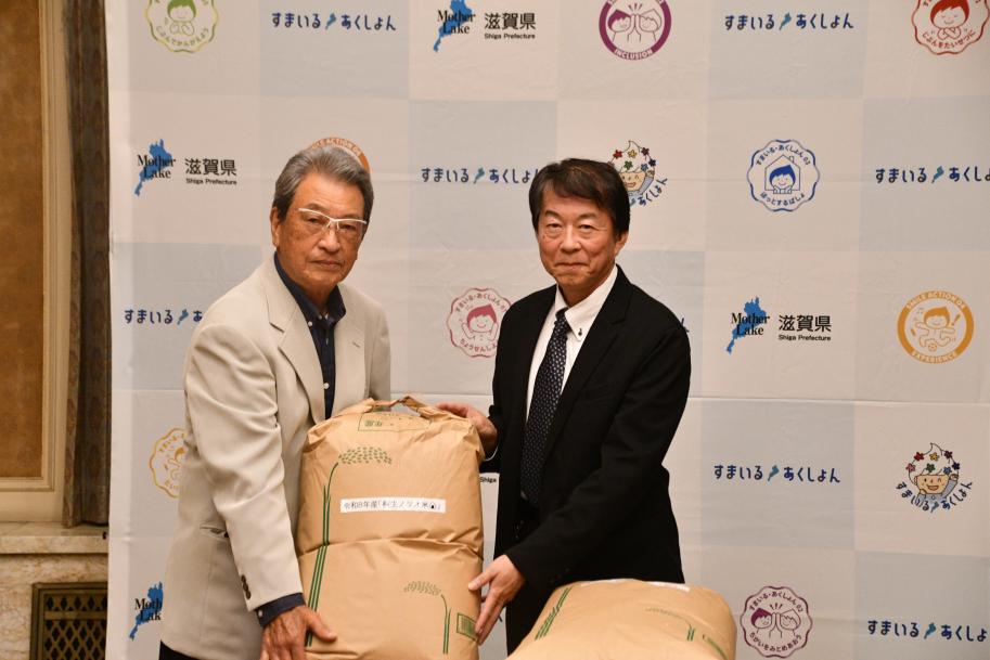 お米手渡し