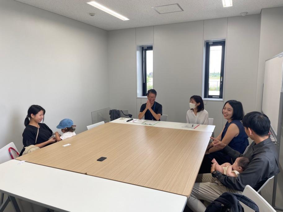 和やかに進むご相談の様子。先輩移住者（机左）、高島市職員（机中央）、和田様（机右）