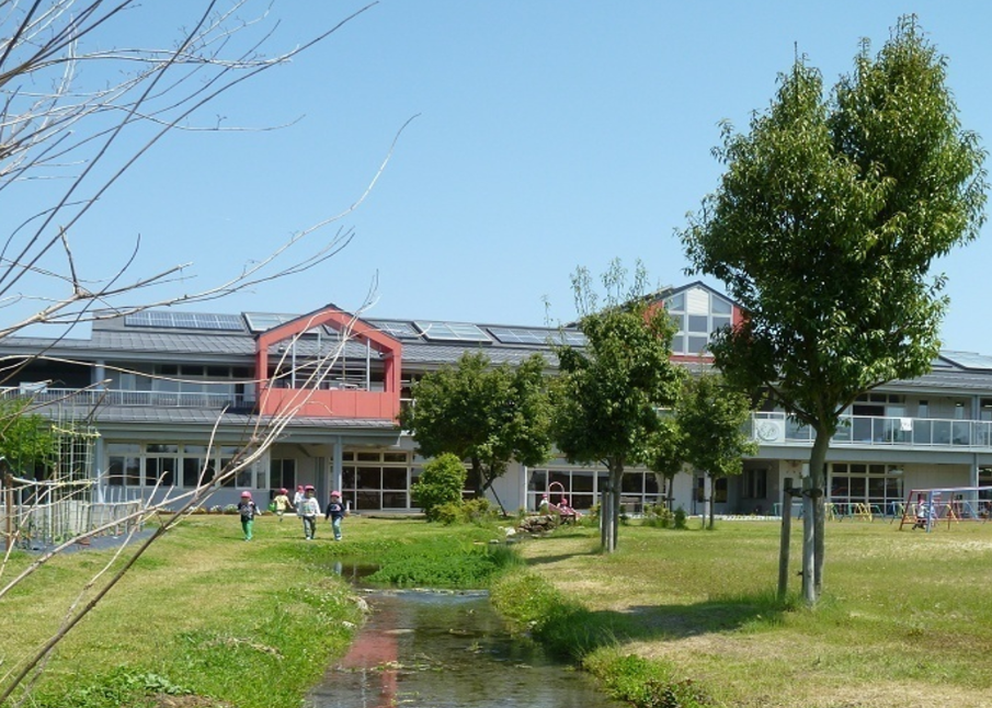 高島市にある保育園の園庭。子どもが伸び伸び遊べる広さ