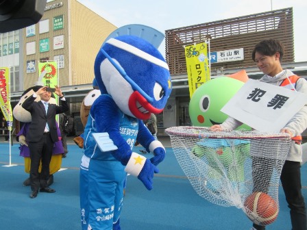 ゆる3(さん)防犯キャンペーン オープニングセレモニー(JR石山駅)の様子2