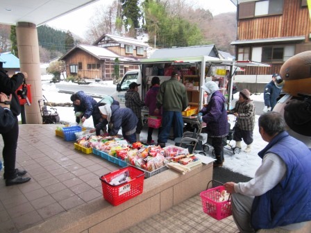 長浜地域(余呉)での「詐欺用心」啓発の様子1