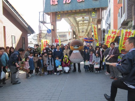 東近江地域(八日市本町商店街)での「詐欺用心」啓発の様子1