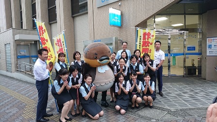 守山駅周辺での「詐欺用心」啓発の様子3