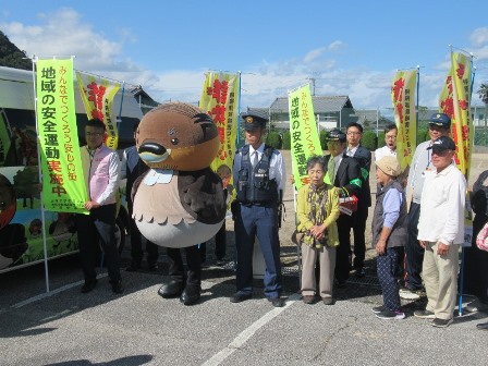 米原市での「詐欺用心」啓発の様子1