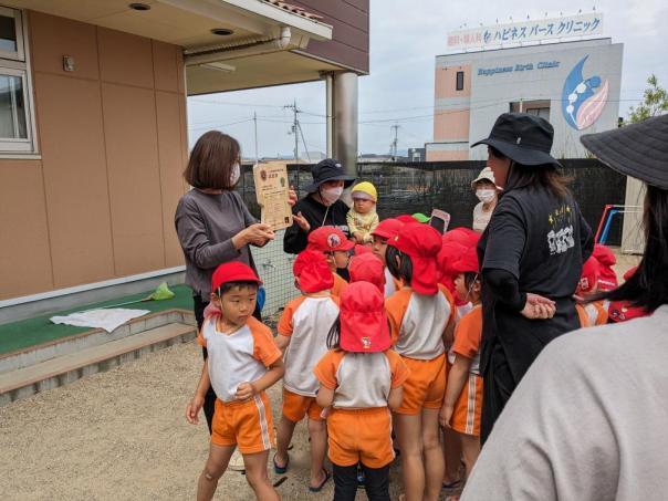 子どもたちに説明