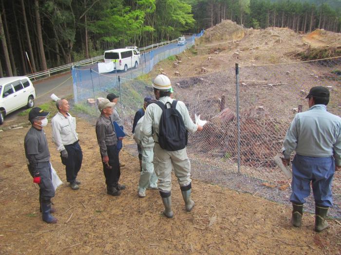 獣害防護柵研修森林所有者の方々に対し獣害防護柵の点検管理の方法を研修しています。点検管理をすることで中に植栽した苗木を獣害から確実に守ります。