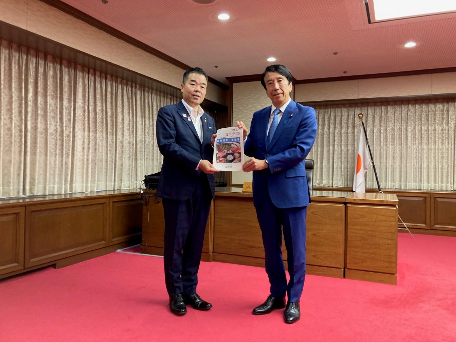 政策提案・要望書の提出(左:三日月知事、右:斎藤法務大臣