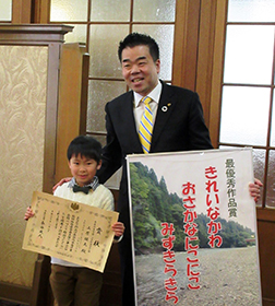 全国川づくり標語コンクールで最優秀作品賞を受賞された山原瑛太さんと面会