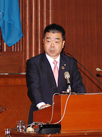 議会にて登壇し答弁