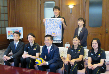 東レアローズ女子バレーボール部の山口部長と菅野監督、選手の皆さん（田代キャプテン、木村選手、堀川選手）
