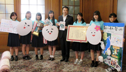 全国高等学校家庭クラブ研究発表会で最優秀賞である文部科学大臣賞を受賞した大津高等学校家庭クラブの皆さん