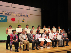 受賞された皆さんと壇上で集合写真